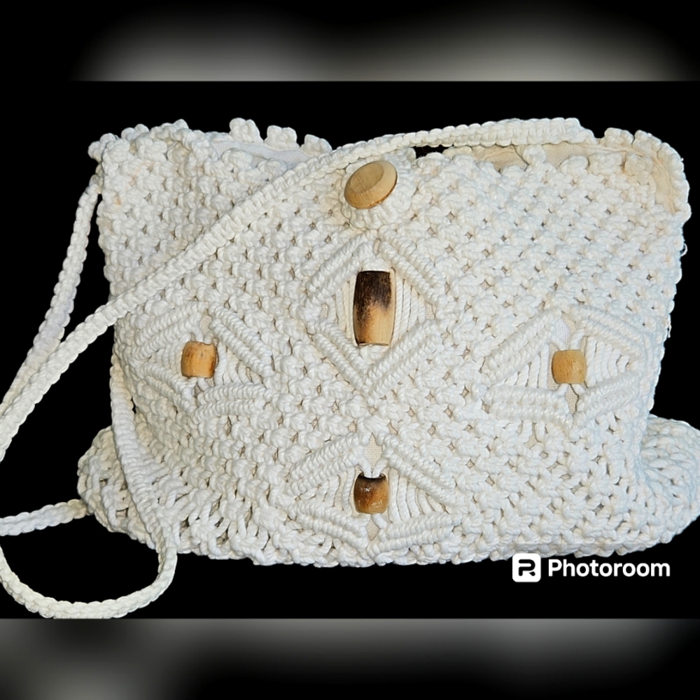 Macromea Handmade shoulder bag, white with wooden buttons fully lined